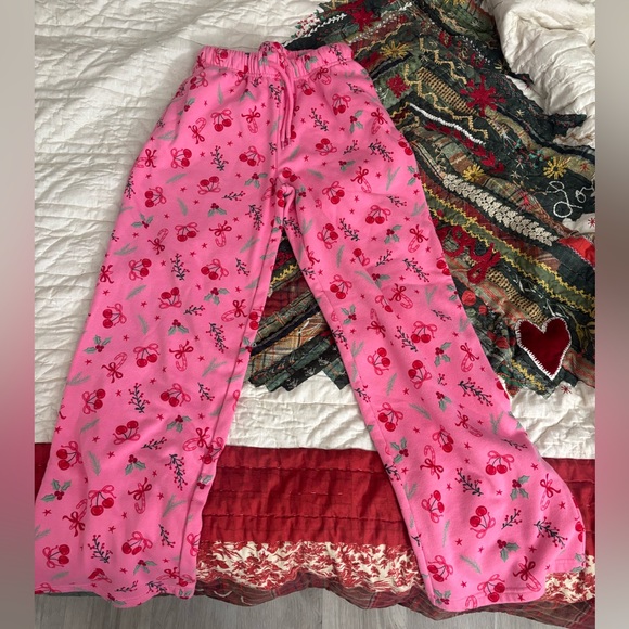 Pink Christmas Holly Lounge jogger set. Top and bottoms.Sold out online💕🎄🎁🥳 - Picture 11 of 12